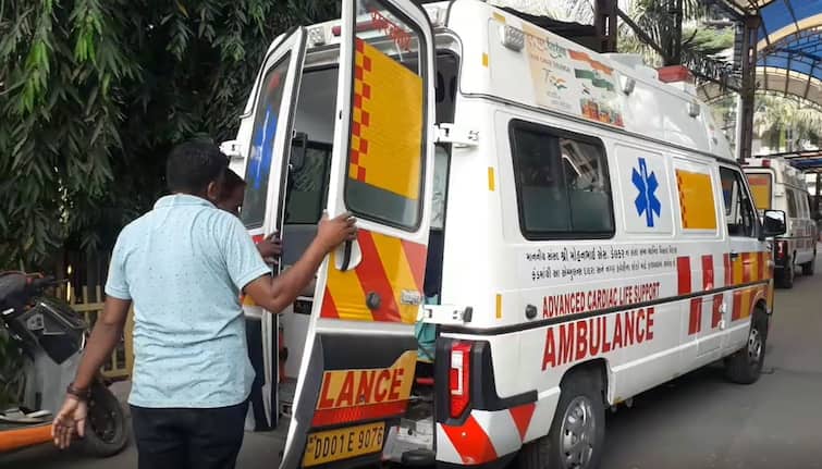 Bengal Man Ambulance Service sick father died due to lack of transport service son started free ambulance service for needy people ट्रांसपोर्ट सर्विस में कमी के चलते बीमार पिता की हुई मौत, बेटे ने शुरू की ज़रूरतमंद लोगों के लिए मुफ़्त एंबुलेंस सेवा