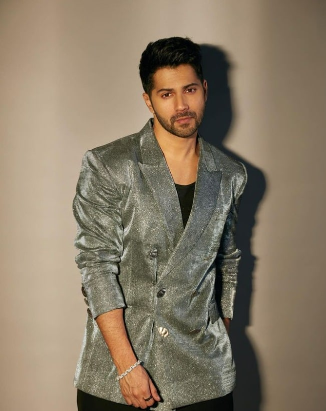 চলতি বছর বলিউডে লক্ষ্মী আসতে অনেক সময় নিয়েছে। আবার যখন কোনও ছবি সাফল্য পেতে শুরু করেছে, বক্স অফিসে কার্যত ঝড় তুলেছে। সেই প্রসঙ্গে বরুণ ধবন আরও বলেন, 'এটা খুবই অদ্ভূত একটা বছর।