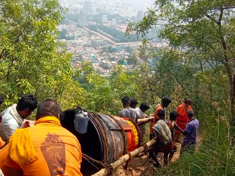 Karthigai Deepam festival 2022 Maha Deepa was brought down from Kopparai Hill Karthigai Deepam 2022: 11 நாட்கள் காட்சி தந்த ஜோதி; மலையில் இருந்து இறக்கப்பட்டது மகா தீப கொப்பரை..!