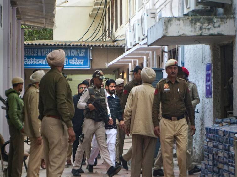 Punjab: Mohali Police Gets 2-Day Remand Of Gangster Lawrence Bishnoi Punjab: Mohali Police Gets 2-Day Remand Of Gangster Lawrence Bishnoi