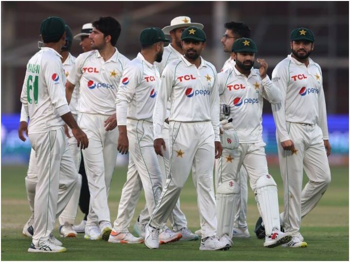 Pakistan vs England 3rd Test Day 1 Stumps England trail by 297 runs pakistan all out 304 babar azam 78 Jack Leach 4 wickets PAK vs ENG: पाकिस्तान के नाम रहा पहला दिन, बाबर के बल्ले से निकले रन, शून्य पर पवेलियन लौटे जैक क्रॉली