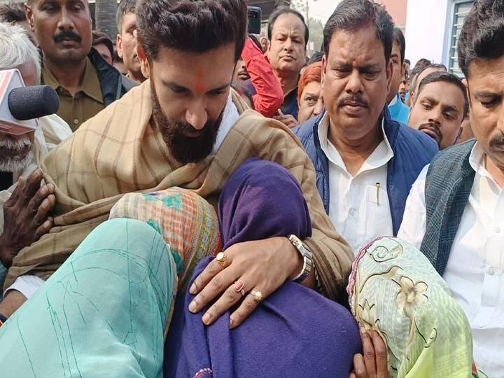 Saran Hooch Tragedy: President's rule should be Imposed in Bihar Chirag Paswan said in Chhapra, Said- CM Nitish Kumar should resign ann Saran Hooch Tragedy:'बिहार में राष्ट्रपति शासन लगना चाहिए’, छपरा में मृतकों के परिजन से मिले चिराग, कहा- इस्तीफा दें नीतीश