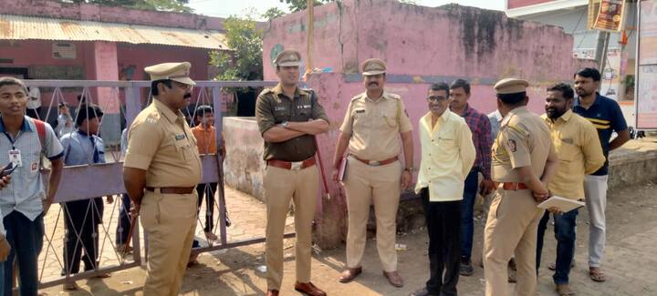 यावेळी त्यांनी बिडकीन येथील सरस्वती भुवन हायस्कुल, जि.प. प्राथमिक शाळा व जि.प. प्राथमिक शाळा, कृष्णापुर येथे भेटी देवुन शाळेच्या परिसराची व मतदान खोल्यांची पाहणी केली.