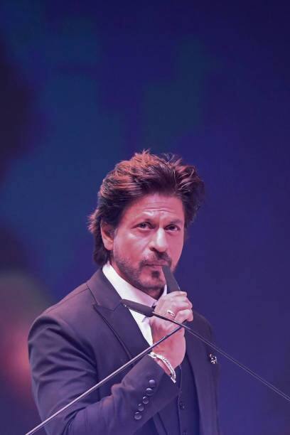 ਫਿਲਮ ਦੇ ਹਾਲ ਹੀ 'ਚ ਰਿਲੀਜ਼ ਹੋਏ ਗੀਤ 'ਬੇਸ਼ਰਮ ਰੰਗ' ਨੂੰ ਲੈ ਕੇ ਵਿਵਾਦ ਹੋਰ ਡੂੰਘਾ ਹੁੰਦਾ ਜਾ ਰਿਹਾ ਹੈ। ਗੀਤ ਦੇ ਕੁਝ ਦ੍ਰਿਸ਼ਾਂ ਅਤੇ ਦੀਪਿਕਾ ਪਾਦੁਕੋਣ ਦੇ ਪਹਿਰਾਵੇ 'ਤੇ ਕੁਝ ਸਿਆਸਤਦਾਨਾਂ ਸਮੇਤ ਕੁਝ ਲੋਕਾਂ ਨੇ ਇਤਰਾਜ਼ ਜਤਾਇਆ ਹੈ।