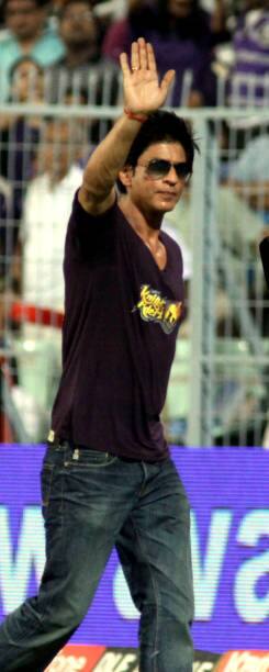 ਇਹੀ ਨਹੀਂ ਕਈ ਜਗ੍ਹਾ ‘ਤੇ ਇਸ ਫਿਲਮ ਨੂੰ ਲੈਕੇ ਵਿਵਾਦ ਇੰਨਾਂ ਜ਼ਿਆਦਾ ਭਖ ਗਿਆ ਹੈ ਕਿ ਸ਼ਾਹਰੁਖ ਤੇ ਦੀਪਿਕਾ ਦੇ ਪੁਤਲੇ ਸਾੜੇ ਜਾ ਰਹੇ ਹਨ। ਇਸ ਦੇ ਨਾਲ ਨਾਲ ਫਿਲਮ ਦੇ ਪੋਸਟਰ ਨੂੰ ਅੱਗ ਲਗਾਈ ਜਾ ਰਹੀ ਹੈ।