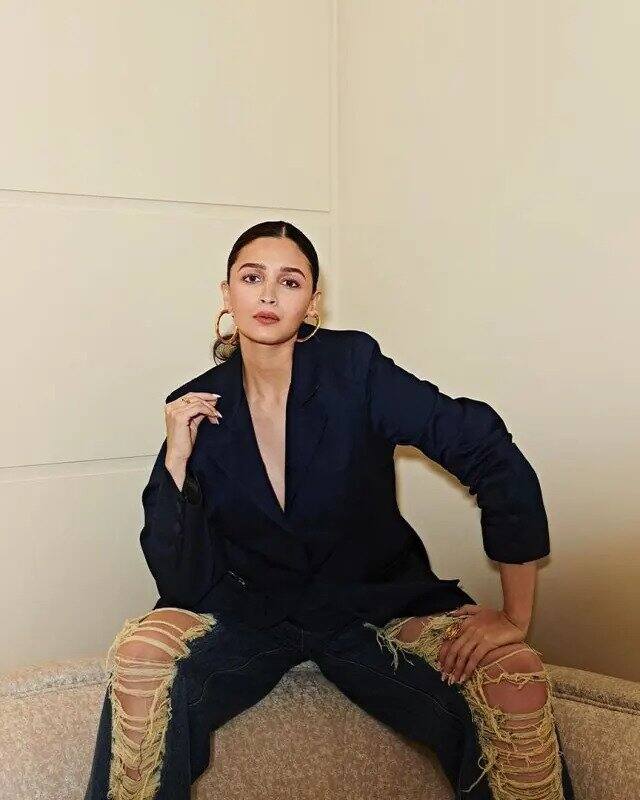 आलिया भट्ट की तरह आप भी ओवरसाइज ब्लेजर और रिप्ड जींस न्यू इयर पार्टी के लिए चुन सकती है. ये फंकी के साथ साथ क्लासी लुक भी देगा.