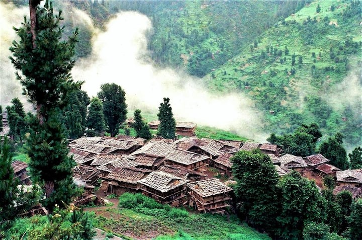 माणा गांव, हिमाचल प्रदेश: हिमाचल प्रदेश के मंडी जिले में स्थित माना गावं, देश के सबसे अच्छे पर्यटक आकर्षणों में से एक है. एडवेंचर एक्टिविटी को पसंद करने वाले लोगों के लिए ये पहाड़ों के बीच बसा एक खूबसूरत गांव है. इसे भारत के अंतिम गांव के रूप में भी जाना जाता है. यहां आप भारत की आखिरी चाय, कॉफी कॉर्नर का मजा ले सकते हैं. बद्रीनाथ मंदिर से करीब 9 किलोमीटर दूर वसुधारा और ट्रैकिंग के लिए कई शानदार जगहें हैं. यहां पहुँचने के लिए आप देहरादून से डायरेक्ट बस ले सकते हैं या हरिद्वार या ऋषिकेश से भी आप आ सकते हैं.