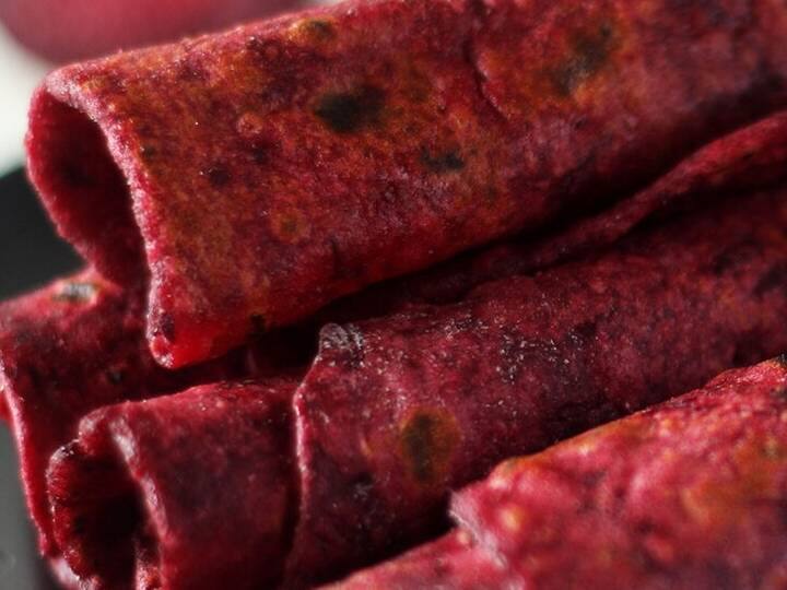 आप अगर चुकंदर खाने के शौकीन हैं तो यह रेसिपी आपको बहुत पसंद आने वाली है. चुकंदर के पराठे आपके दो पसंदीदा खाद्य पदार्थों का मिश्रण हैं: चुकंदर और पराठा. यह पराठे स्वाद बढ़ाने के लिए बेहद खास है साथ ही इसमें थोड़े से कटे हुए मसाले और चुकंदर की प्यूरी इस रेसिपी की खूबसूरती को बढ़ा देती है. पराठा बनने के बाद इसका कलर बेहद सुंदर दिखता है और ब्रेकफास्ट में खाने में गजब का शानदार लगता है.इस पराठे को आप मक्खन या देसी घी के साथ आराम से खा सकते हैं। इसे पुदीने की चटनी के साथ परोसिये और इस स्वादिष्ट खाने का आनंद लीजिये. इस रेसिपी को ज़रूर ट्राई करें. आइए जानते हैं इस टेस्टी पराठे को घर पर कैसे बनाए जा सकते हैं.