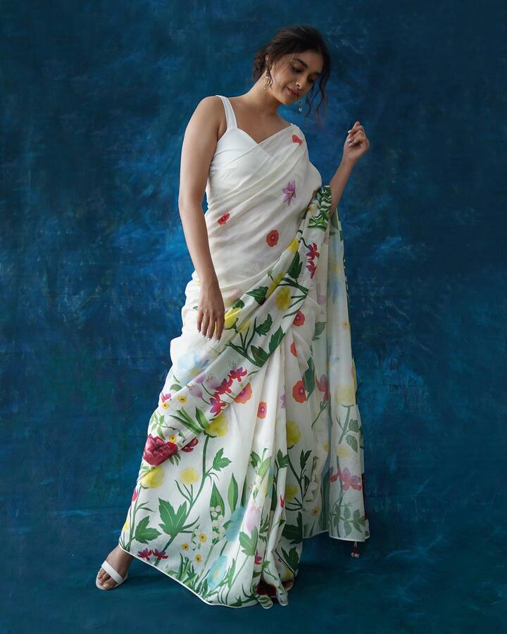 సోషల్ మీడియాలో యాక్టివ్ గా ఉంటూ ఎప్పటికప్పుడు తన ఫోటోలను షేర్ చేస్తుంది.Photo Credit: Keerthy Suresh/ instagram
