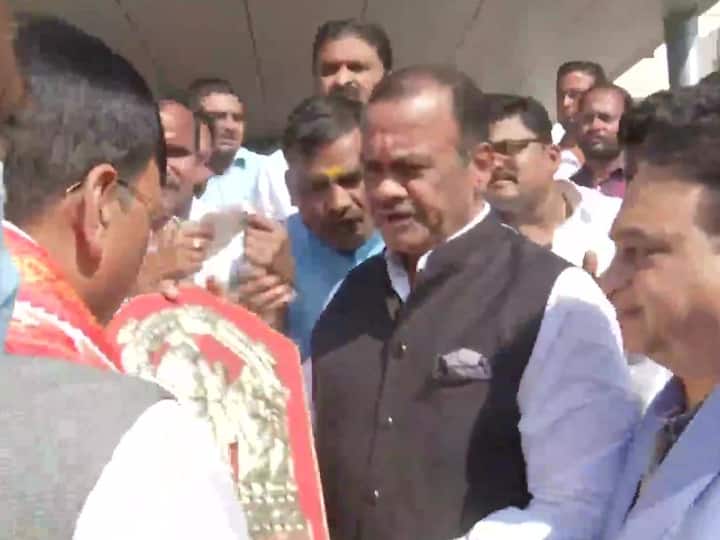Congress' Komatireddy Venkat Reddy welcomes Union Health Minister Mansukh Mandaviya.