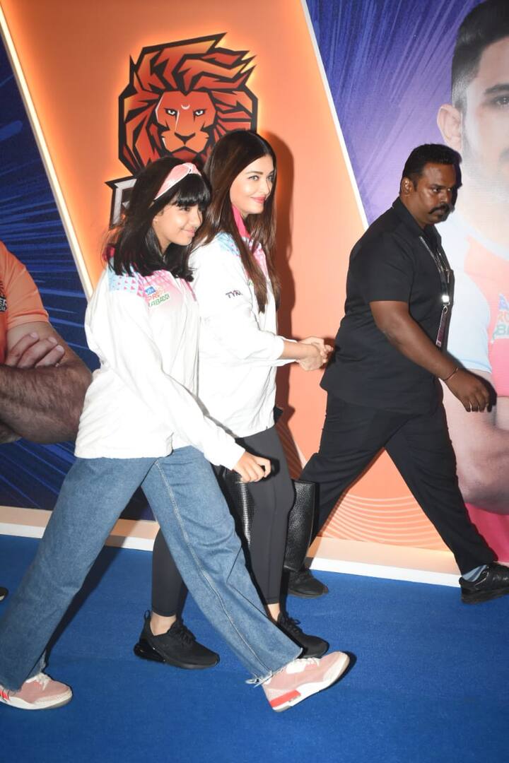 इस खास मौके की शानदार तस्वीरों में ऐश्वर्या और आराध्या.. अभिषेक की टीम के विनर बनने से काफी एक्साइटेड नजर आ रहे हैं.