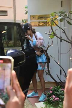 Actresses Spotted: ક્લિનિકની બહાર જોવા મળી મલાઈકા અરોરા, No મેકઅપ લૂકની જુઓ તસવીરો