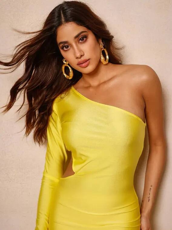 તમે નવા વર્ષની પાર્ટી માટે જાહ્નવી કપૂરના સિંગલ શોલ્ડર ડ્રેસને પણ કોપી કરી શકો છો. આપ હાફ પોનીટેઇલ સાથે ન્યૂડ મેકઅપ પ્રીફર કરો. જે ક્લાસી લૂક આપશે