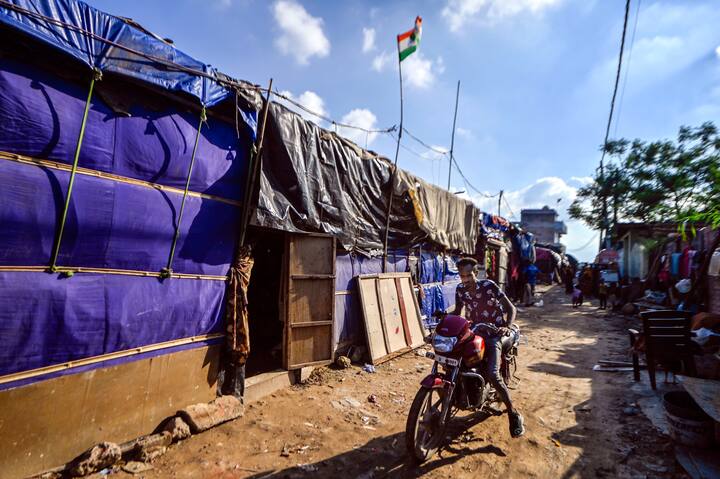 পরিযায়ীদের মানবাধিকার যাতে লঙ্ঘিত না হয় তা নিয়ে নানা সময় নানা আলোচনা হয়েছে। পরিযায়ী হওয়ার পিছনে নানা আর্থ-সামাজিক ও রাজনৈতিক কারণ দায়ী থাকে। ছবি: PTI