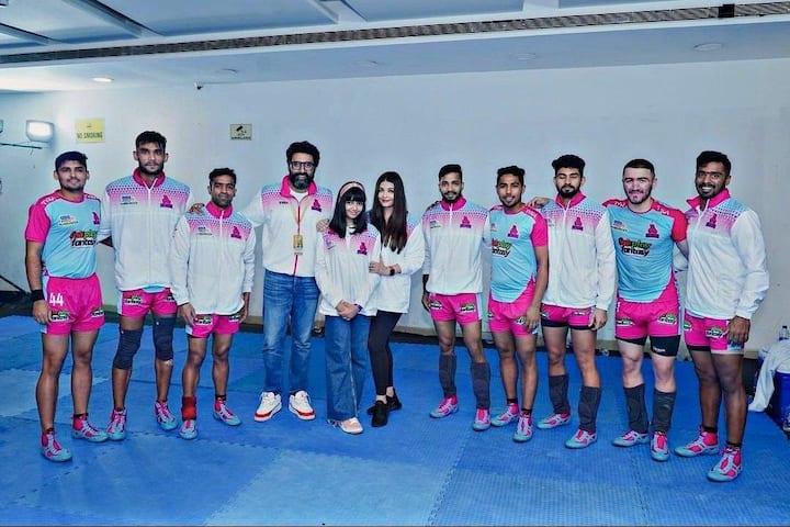 फाइनल मुकाबले में स्टेडियम में मौजूद ऐश्वर्या राय बच्चन ने अपनी टीम का काफी हौंसला अफजाई किया.