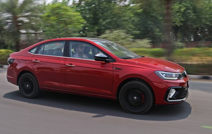 वर्टस, फॉक्सवैगन की वेंटो के स्थान पर बाजार में आई है, लेकिन यह नई सेडान अपने क्लास में सबसे लंबी कार होने के साथ ही अधिक प्रीमियम भी है. वर्टस में दो टर्बो-पेट्रोल इंजन का विकल्प मिलता है, जिसमें एक 1.0L टर्बो यूनिट और एक 1.5L इंजन शामिल है. दोनों इंजन विकल्प एक ऑटोमैटिक गियरबॉक्स के सनरूफ, क्लाइमेट कंट्रोल टच बटन समेत ढेर सारे फीचर्स के साथ आती है.