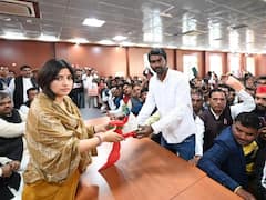 IN PICS: मैनपुरी में जीत के बाद पहली बार सैफई पहुंचे अखिलेश यादव, डिंपल के साथ कार्यकर्ताओं और बच्चों में दिखा जोश