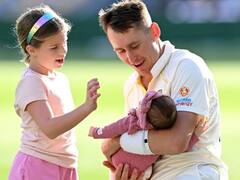 Photos: गाबा टेस्ट में साउथ अफ्रीका को हराने के बाद अपने-अपने बच्चों के साथ दिखे ऑस्ट्रेलियाई खिलाड़ी, तस्वीरें वायरल