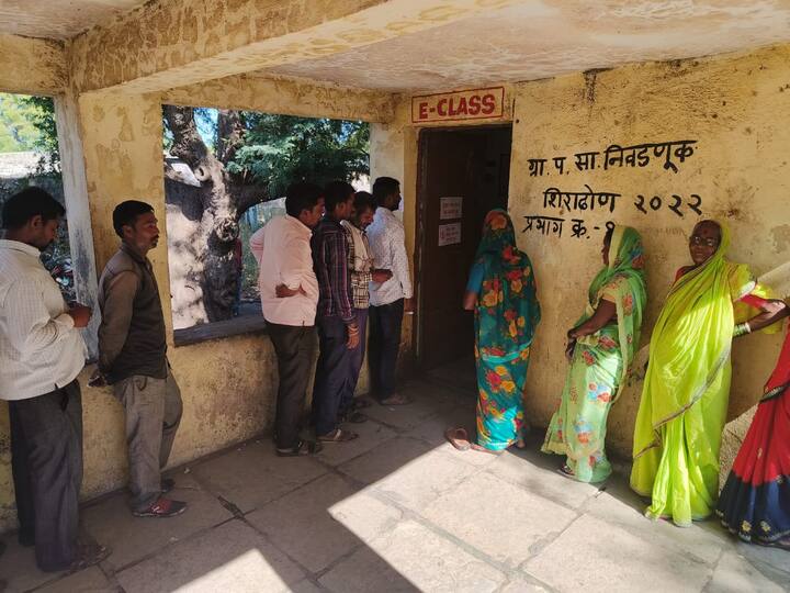 अंबड तालुक्यातील भोकरवाडी येथे महिलांनी उत्स्फूर्तपणे मतदानासाठी रांगा लावल्याचे पाहायला मिळाले.