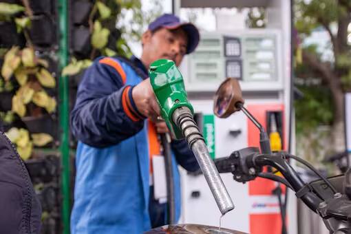 Petrol diesel price Rate Today 25th december 2022 Know the fuel prices in your city Petrol Rate Today: वर्षाच्या शेवटच्या आठवड्यात पेट्रोल-डिझेलचे दर जैसे थे; जाणून घ्या तुमच्या शहरातील इंधनाचे दर