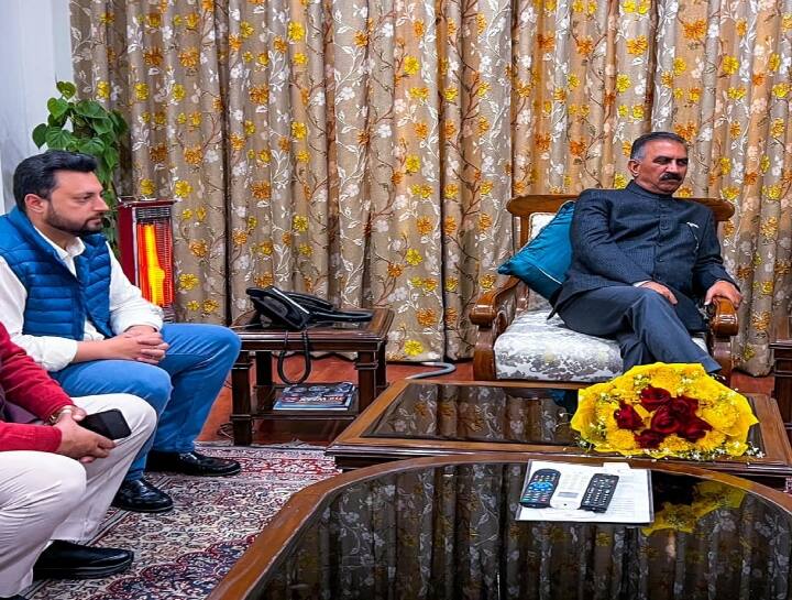Himachal Pradesh BJP Leader Aashray Sharma Meet CM Sukhvinder Singh Sukhu at Delhi ANN Himachal Pradesh News: सीएम सुखविंदर सिंह सुक्खू के साथ नजर आए BJP नेता आश्रय शर्मा, लोग बोले- फिर बदल लो पार्टी