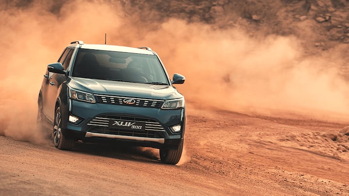 महिंद्रा की कॉम्पैक्ट एक्सयूवी XUV300 कार, 8.42 लाख रुपये की एक्स-शोरूम कीमत के साथ उपलब्ध है. टाटा की ये कार 5 स्टार सुरक्षा रेटिंग के साथ आती है.