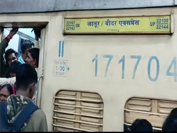 Mumbai Bidar express halt for two hours at pune railway station due to passengers protest Pune News: पुणे रेल्वे स्थानकात प्रवाशांचा तासभर गोंधळ; मुंबई-बिदर एक्स्प्रेस रोखली, शनिवारची घटना