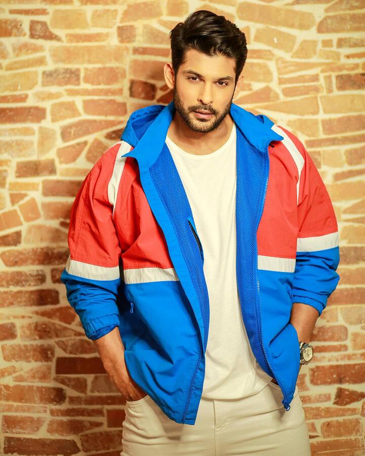 Sidharth Shukla Exit From Bigg Boss 13: ‘बिग बॉस 13’ के विनर सिद्धार्थ शुक्ला को भी बीच में ही शो छोड़ना पड़ा था. उन्हें टाइफाइड हो गया था, इसलिए वह कुछ समय तक हॉस्पिटल में भर्ती रहे थे. ठीक होने के बाद फिर से वह शो में आए और ट्रॉफी अपने नाम की थी.