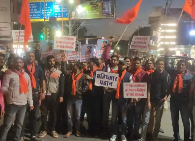 Pathaan Controversy: ફિલ્મ 'પઠાણ'નો જોધપુરમાં વિરોધ, VHP અને બજરંગ દળે શાહરૂખ-દીપિકાના પોસ્ટર સળગાવ્યા Pathaan Controversy: bajrang dal vhp protest against film pathan in jodhpur Pathaan Controversy: ફિલ્મ 'પઠાણ'નો જોધપુરમાં વિરોધ, VHP અને બજરંગ દળે શાહરૂખ-દીપિકાના પોસ્ટર સળગાવ્યા