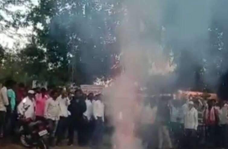 Latur Gram Panchayat Election bombali village boycott elction latest marathi maharashtra news Latur: लातूरमधील 'या' गावाचं काहीतरी वेगळंच; मतदानावर बहिष्कार 100 टक्के यशस्वी केल्याचा जल्लोष 