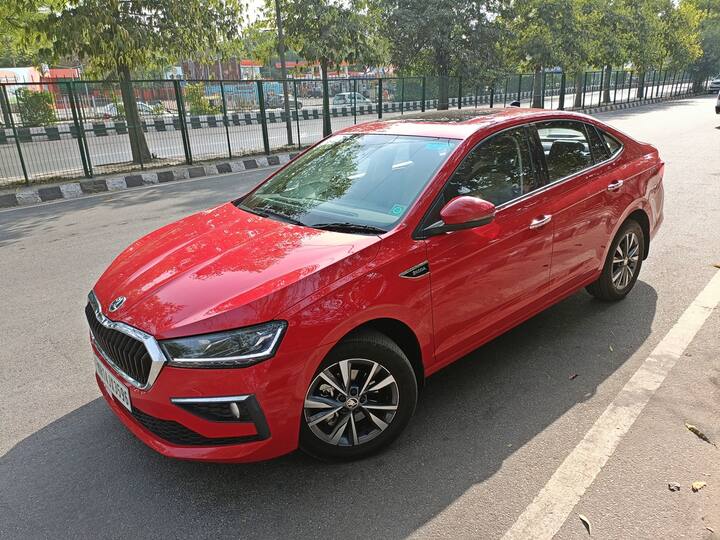 स्कोडा स्लाविया भारत में रैपिड की जगह लेती है और यह कंपनी की नई मिड साइज प्रीमियम सेडान है. इसमें दो टर्बो-पेट्रोल इंजन का विकल्प मिलता है. साथ ही इसमें बड़े स्पेस के साथ ढेर सारे आधुनिक फीचर्स भी मिलते हैं.