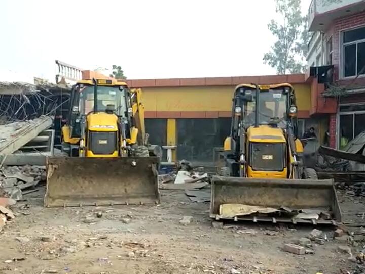 UP Raebareli Bulldozer run at Dhaba of main accused of Aditya murder case administration told illegal construction ANN Aditya Murder Case: आदित्य हत्याकांड के मुख्य आरोपी के ढाबे पर चला बुलडोजर, प्रशासन ने बताया 'अवैध निर्माण'