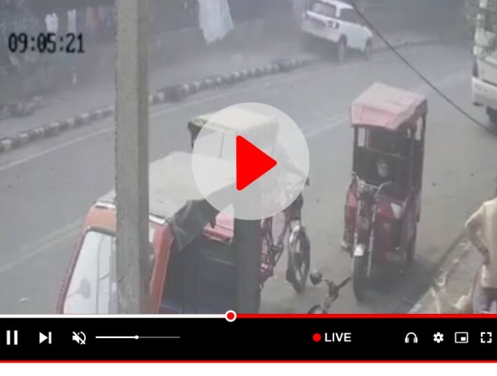 Delhi A speeding car hits three children in Gulabi Bagh area Watch Video Watch: दिल्ली में तेज रफ्तार कार का कहर, 3 बच्चों को मारी टक्कर, एक की हालत गंभीर
