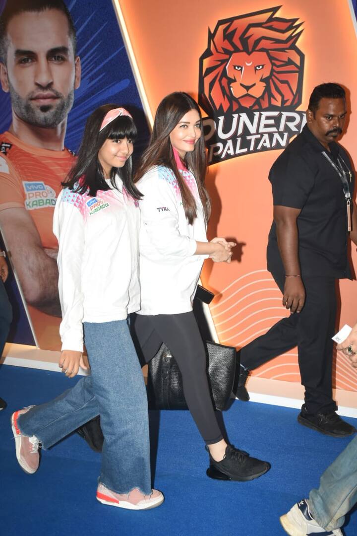 तस्वीर में आप देख सकते हैं, एक बार फिर ऐश अपनी लाडली आराध्या के हाथ को कसकर अपने हाथों में थामे नजर आ रही हैं. दोनों के चेहरे पर एक बड़ी सी प्राउड फीलिंग स्माइल है.