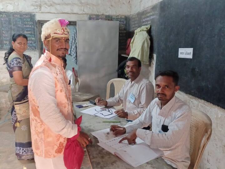 कोल्हापूर जिल्ह्यातील गडहिंग्लज तालुक्यातील करंबळी गावामध्ये नवरदेवाने मतदानाला हजेरी लावत मतदानाचा हक्क बजावला आहे.