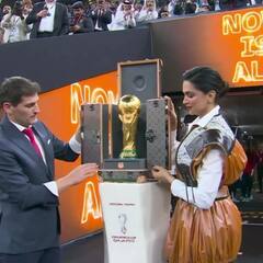 #FIFAWorldCup2022 की ट्रॉफी से पर्दा उठाने गॉर्जियस लुक में नजर आईं दीपिका पादुकोण, तस्वीरों पर ठहर जाएंगी नजरें