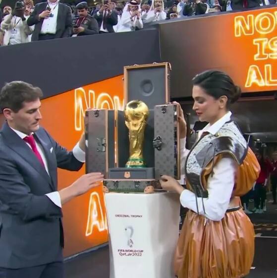 दीपिका ने पूर्व स्पैनिश गोलकीपर Iker Casillas के साथ ट्रॉफी से पर्दा उठाया था. इस दौरान ऑडियंस तालियां बजाकर जमकर चीयर करती हैं.