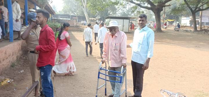 दिव्यांग मतदार मतदानासाठी जात असताना