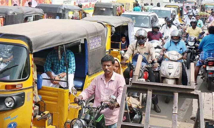 திருச்சி காந்தி மார்க்கெட் பகுதியில் அதிகரிக்கும் போக்குவரத்து நெரிசல் - வாகன ஓட்டிகள் அவதி