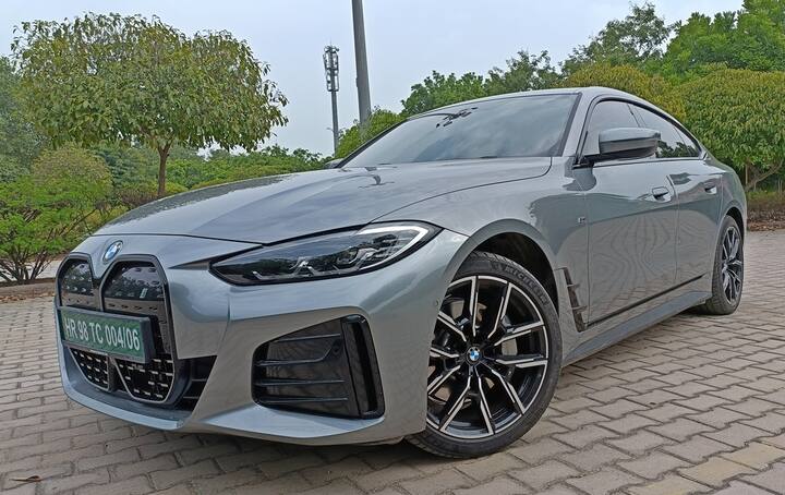 BMW ने देश में अपनी i4 के साथ सेडान के साथ ही EV सेगमेंट में भी प्रवेश किया है. i4 कंपनी की 4-सीरीज़ ग्रैन कूप पर आधारित है. 3-सीरीज़ की तुलना में i4 अपने डिजाइन के साथ अधिक कूप-जैसा लुक देती है. I4 की सबसे बड़ी बात इसकी 590 km की रेंज है.