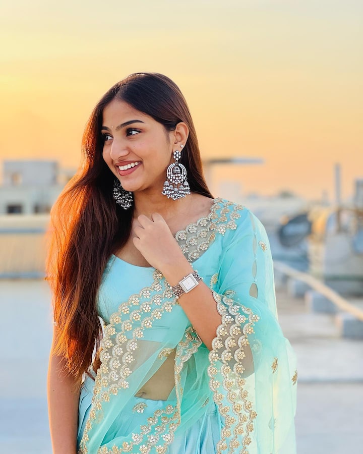 8 ఏండ్ల వయసులోనే చైల్డ్ ఆర్టిస్టుగా టాలీవుడ్ లో అడుగు పెట్టింది. Photo Credit: Pranavi Manukonda/Instagram