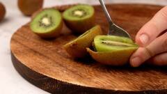 Health Tips : आंबट-गोड किवी फळात आहे आरोग्याचा खजिना; पाहा फायदे