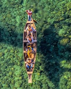 Umangot River: शीशे की तरह साफ है इस नदी का पानी, इतना क्लिस्टर क्लियर कि खुद कि झलक भी देख सकते हैं आप