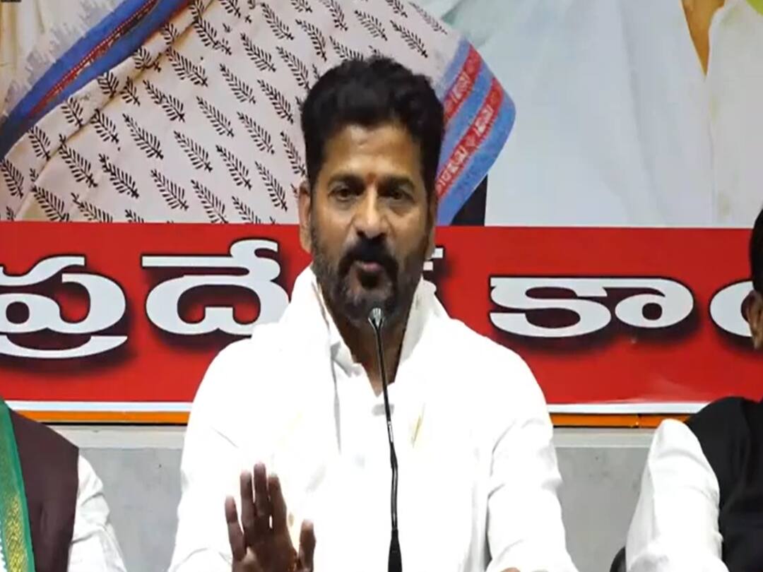 Hyderabad Gandhi Bhavan Revanth Reddy clarified social media posts agaist Uttam Kumar reddy Revanth Reddy : సొంత పార్టీ నేతలపై వ్యతిరేక పోస్టులు ఎలా పెడతాం?, సీవీ ఆనంద్ ఓ పార్టీ కార్యకర్తలా మాట్లాడారు - రేవంత్ రెడ్డి