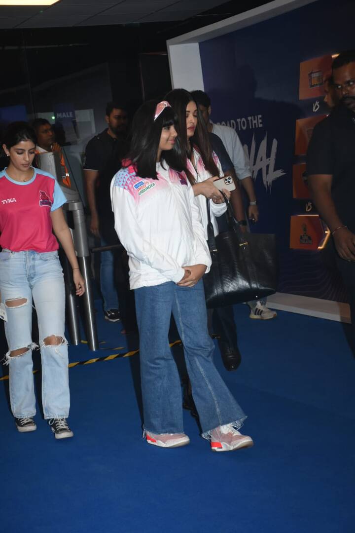 तस्वीर में दोनों मां-बेटी ने एक-जैसा आउटफिट पहना हुआ है. वहीं एक चीज और ऐसी रही जिसने सोशल मीडिया पर हर किसी का ध्यान खींचा, वो ये कि छोटी सी दिखने वाली आराध्या अब अपनी मां की हाइट के बराबर हो गई हैंं.