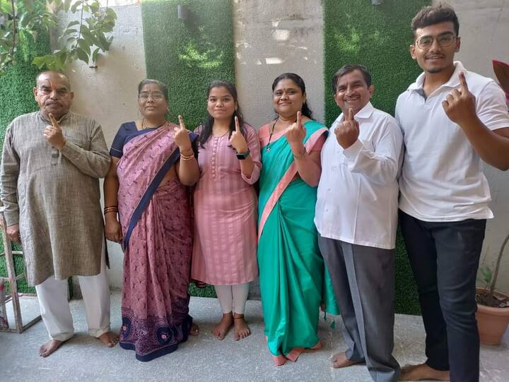 अनेकांनी आपल्या सहकुटुंब मतदानाचा हक्क बजावला आहे.