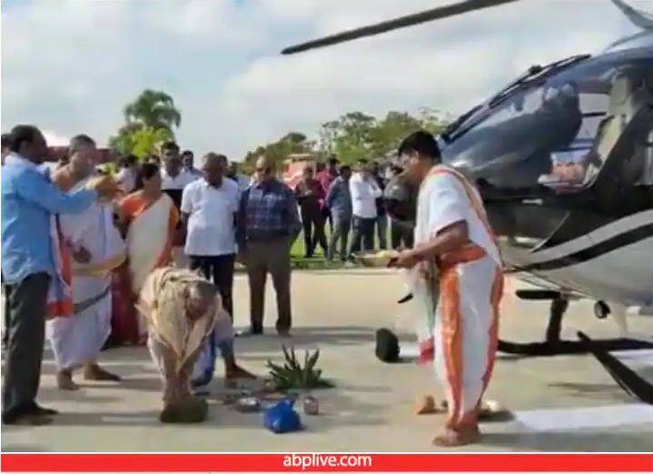 Vahan Puja being performed of a luxury helicopter at Sri Lakshmi Narasimha Swamy Temple in Hyderabad Video Video: ਪਹਿਲਾਂ 47 ਕਰੋੜ ਦਾ ਹੈਲੀਕਾਪਟਰ ਖਰੀਦਿਆ, ਫਿਰ ਮੰਦਰ 'ਚ ਪੂਜਾ ਲਈ ਗਿਆ ਸ਼ਖਸ ... ਤੁਸੀਂ ਵੀ ਦੇਖੋ ਵੀਡੀਓ