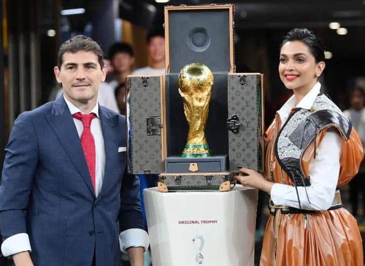 Deepika Padukone unveil the FIFA World Cup trophy with former Spanish goalkeeper at the stadium see photos FIFA World Cup 2022: दीपिका पादुकोण ने फीफा वर्ल्ड कप ट्रॉफी से उठाया पर्दा, सामने आईं तस्वीरें
