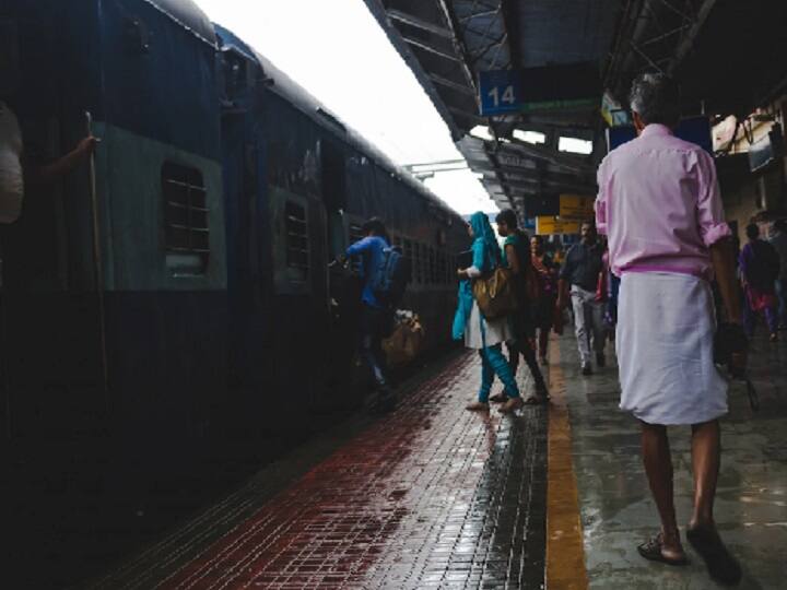 ऐसे लोगों को कुल 1,000 रुपये का जुर्माना या 1 साल का कारावास हो सकता है. ऐसे में बिना किसी वजह चेन पुलिंग करने से बचें. (PC: Freepik)