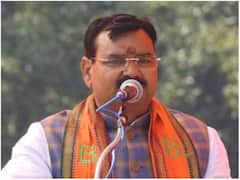 आचार संहिता उल्लंघन के दो मुकदमों में राज्यमंत्री संजय गंगवार को सजा, अदालत में ही हिरासत में लिया गया, फिर हुआ ये...